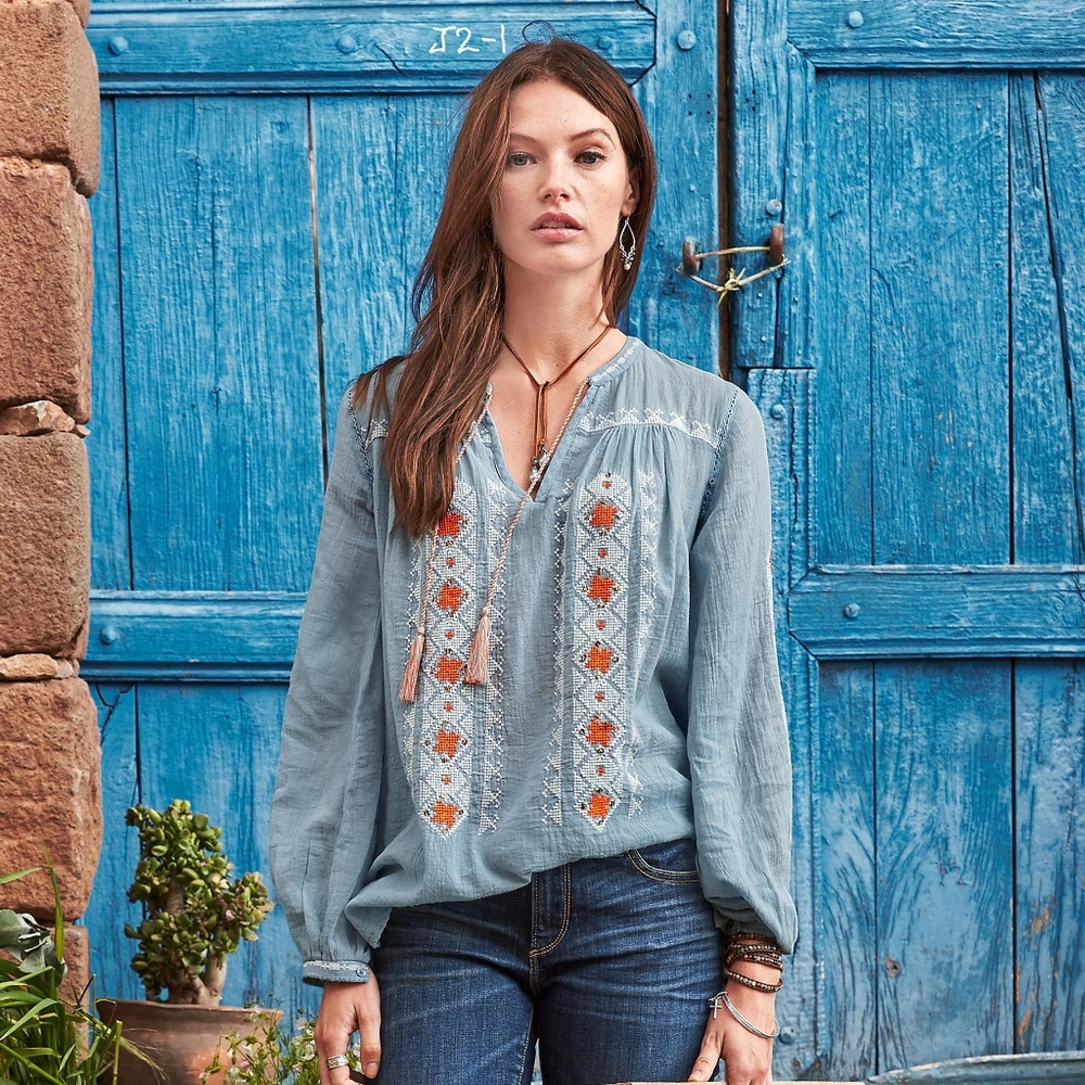 ❌️SOLD❌️Sundance needlepoint boho top